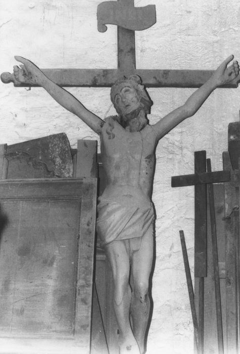statue : Christ en croix