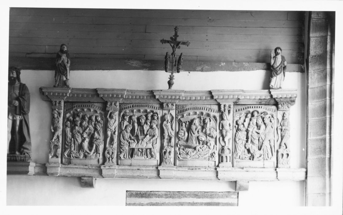 reliefs : Lavement des pieds, la Cène, la Prière au Mont des oliviers, le Baiser de Judas