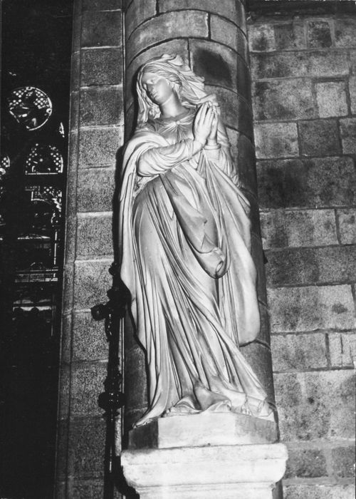 statue : Vierge (la)