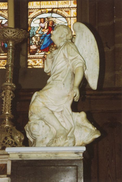 maître-autel, détail de la statue d’un ange adorateur