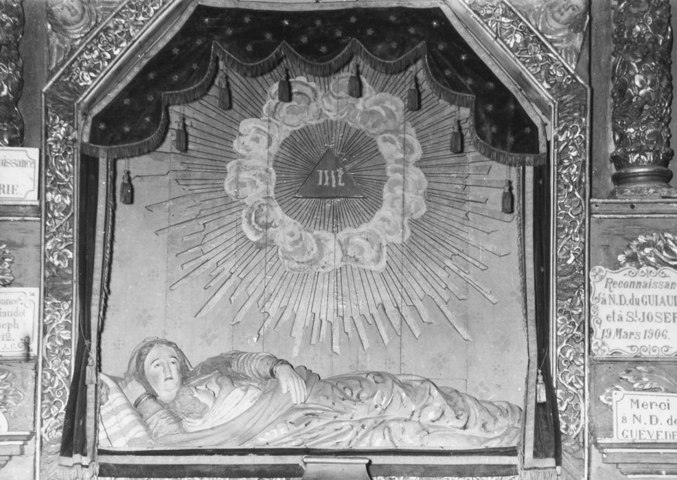 statue : Vierge allongée avec l’Enfant