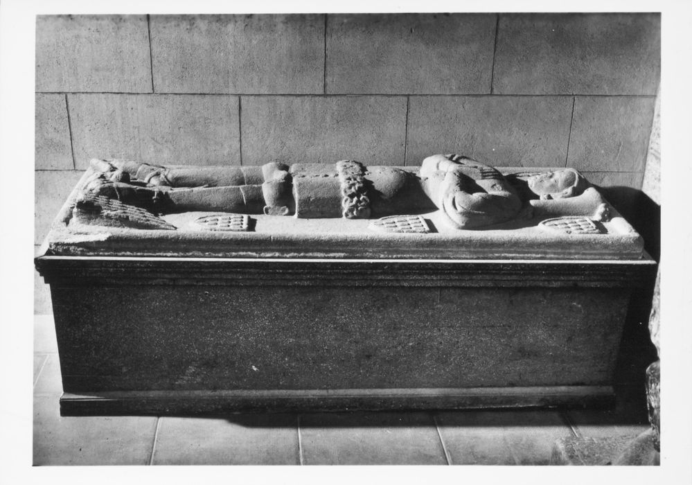 dalle funéraire de Tiphaine du Gesclin, nièce du connétable et femme de Jean V de Beaumanoir