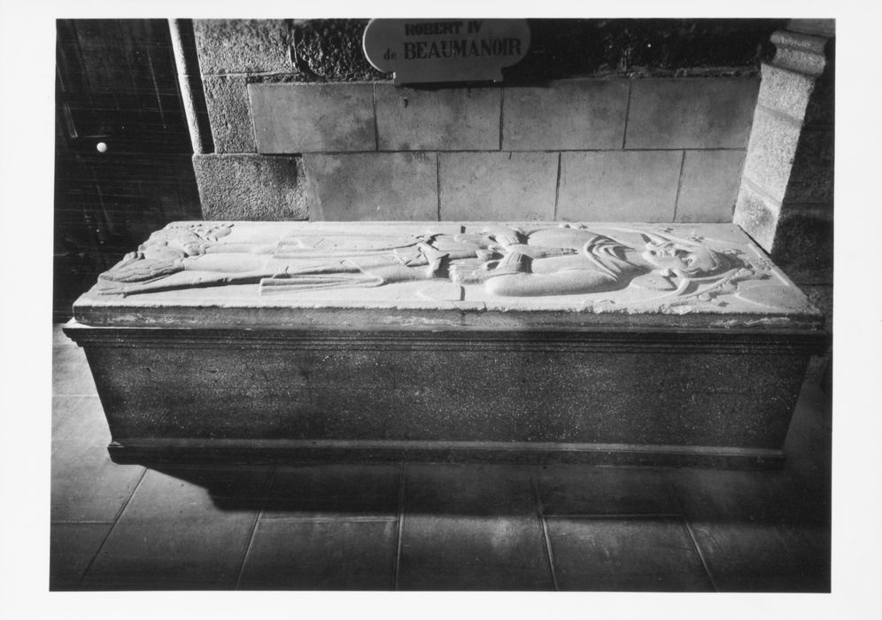 dalle funéraire de Robert IV de Beaumarchais