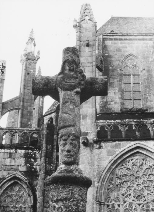 croix : Vierge à l'Enfant debout sur un masque, Christ en croix