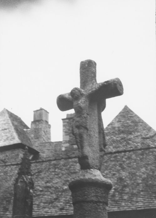 croix : Vierge à l'Enfant debout sur un masque, Christ en croix