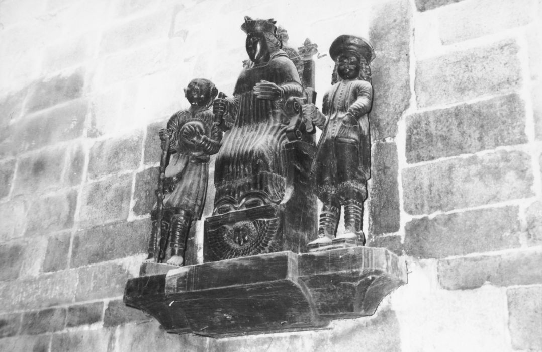 deux statues : Saint Yves et le Riche