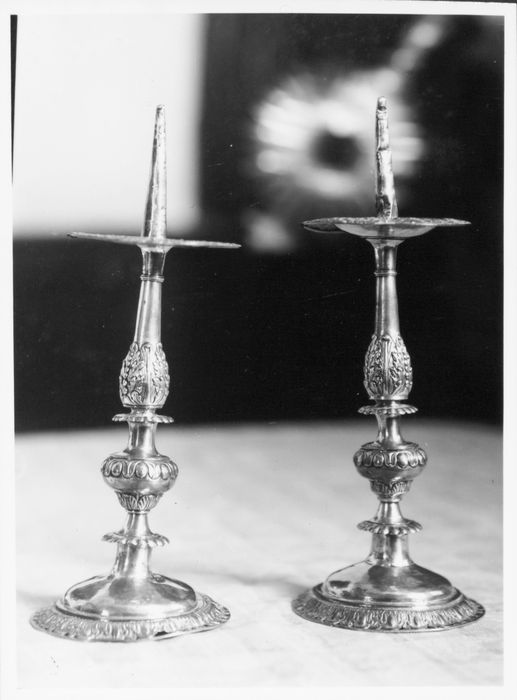 2 chandeliers (flambeaux)