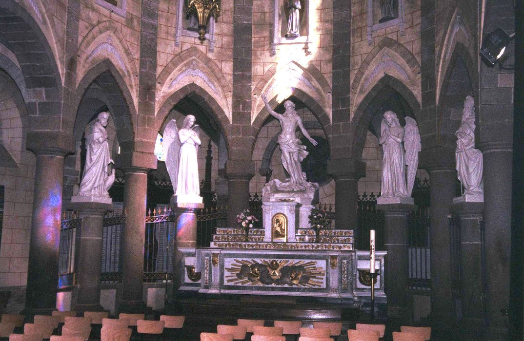 statues : Christ de Résurrection, saint Paul, saint Pierre, anges