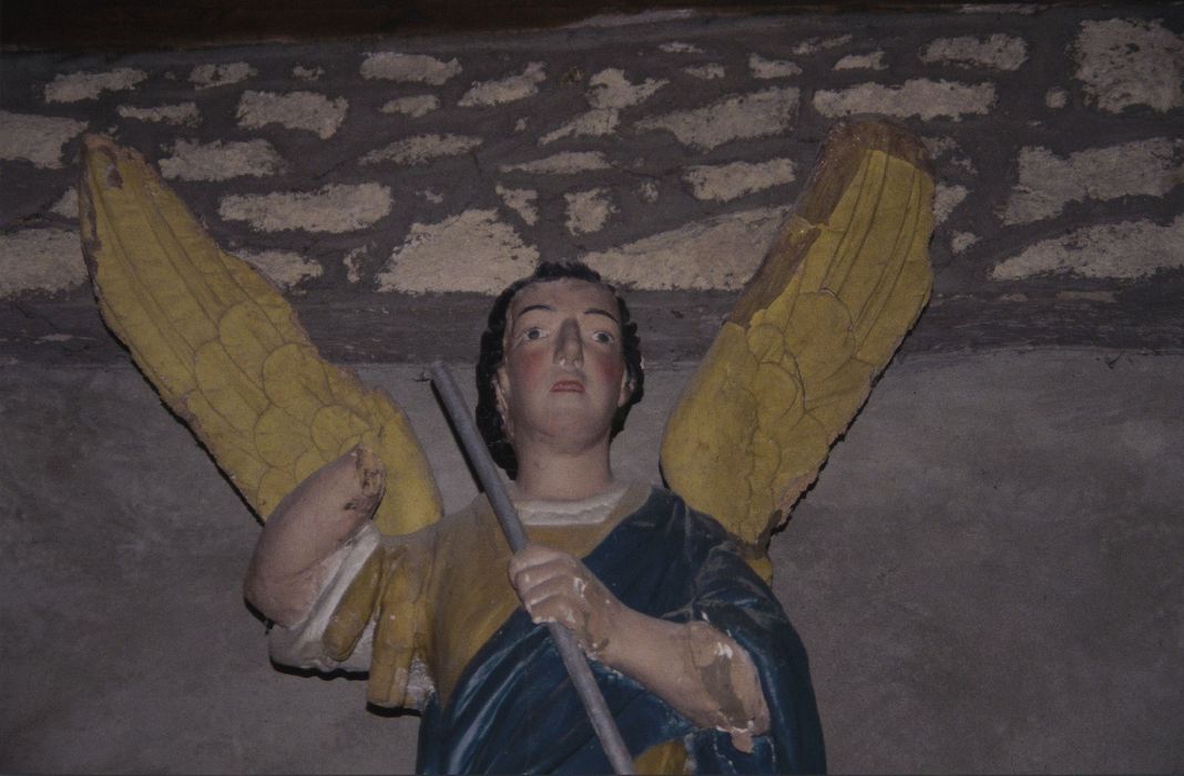 statue : saint Michel, vue partielle