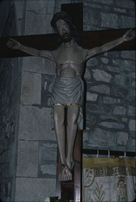 statue : Christ en croix