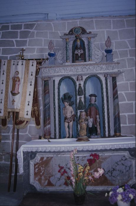 autel latéral sud, son retable, statues : Saint Sébastien, Saint Roch et Trinité