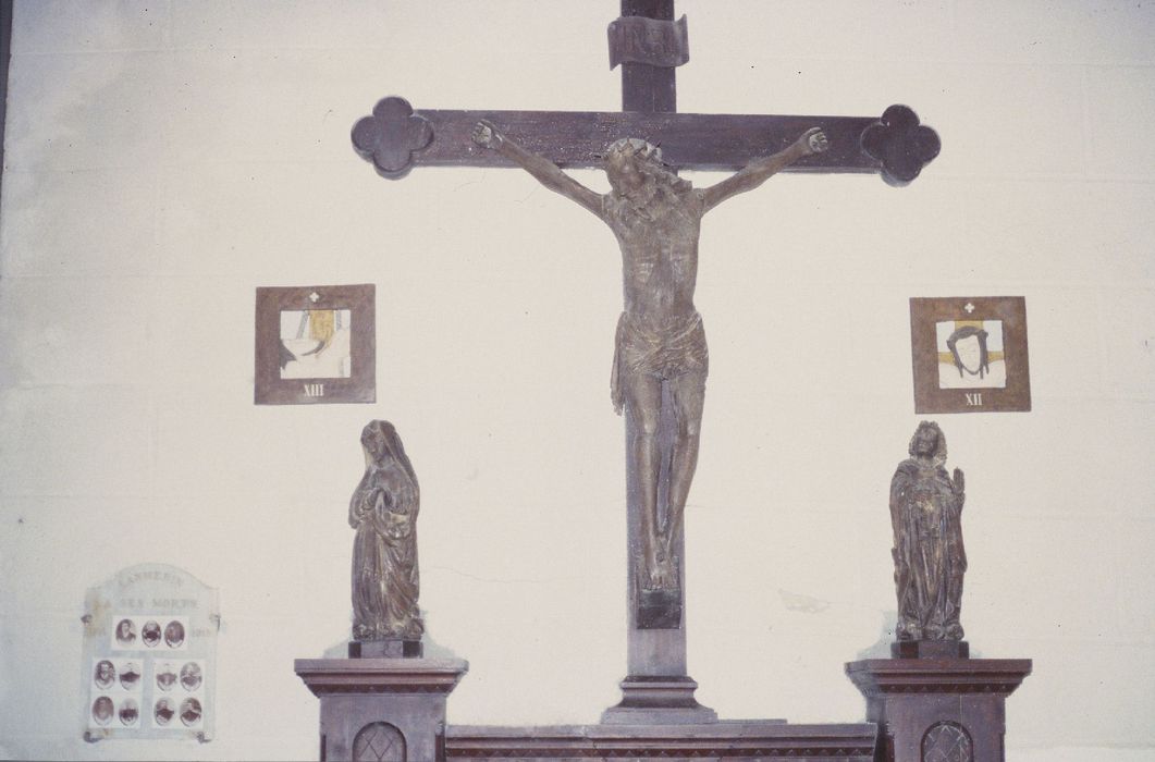 Statue : Christ en croix