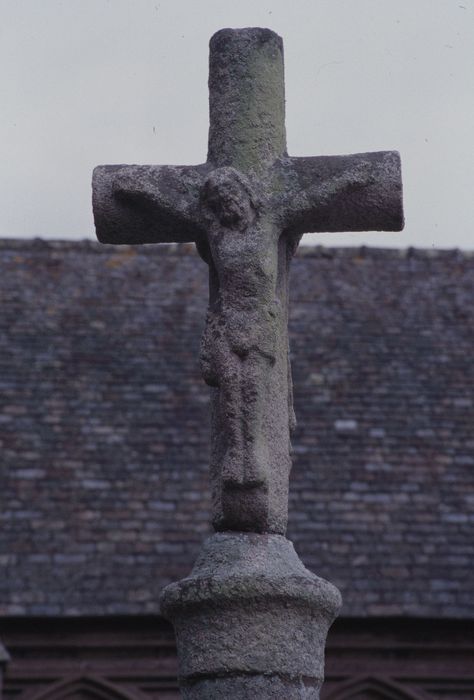 croix : Vierge à l'Enfant debout sur un masque, Christ en croix