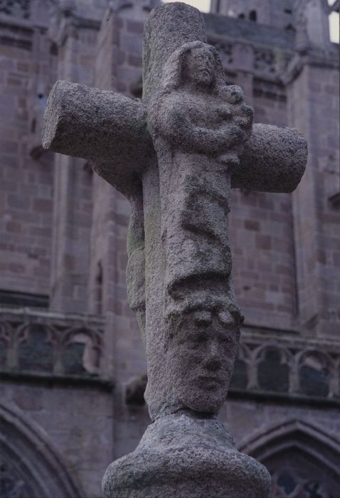 croix : Vierge à l'Enfant debout sur un masque, Christ en croix
