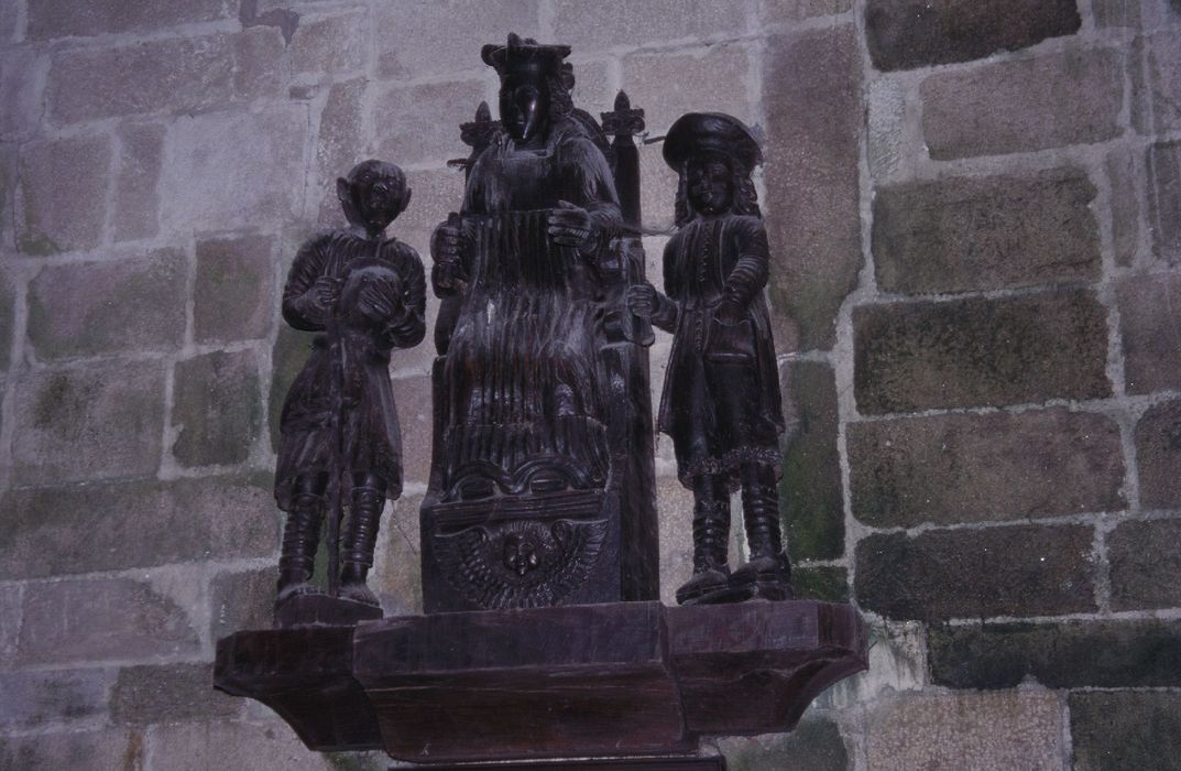 deux statues : Saint Yves et le Riche
