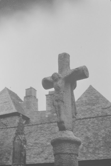 croix : Vierge à l'Enfant debout sur un masque, Christ en croix