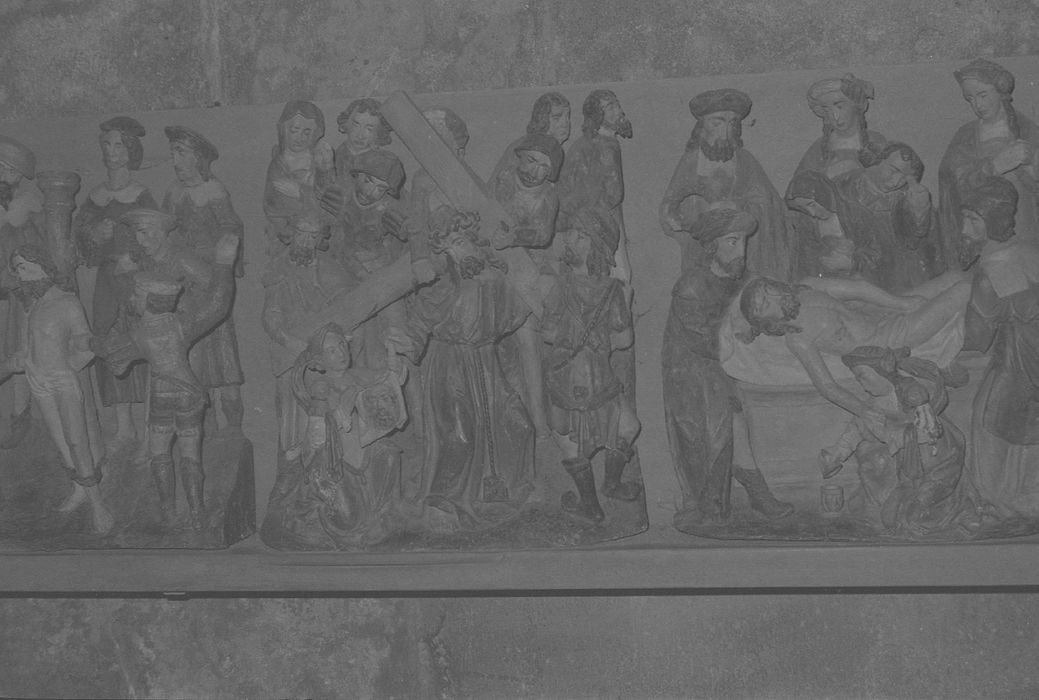 bas-reliefs : Portement de croix, Mise au tombeau