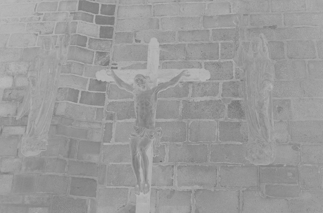 statue : Christ en croix