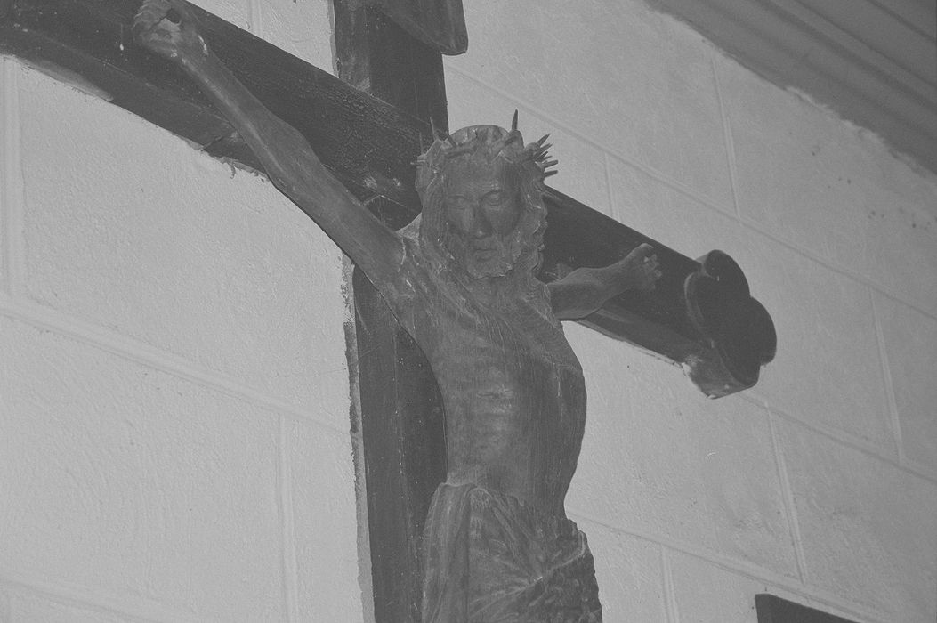 statues : Christ en croix, vue partielle