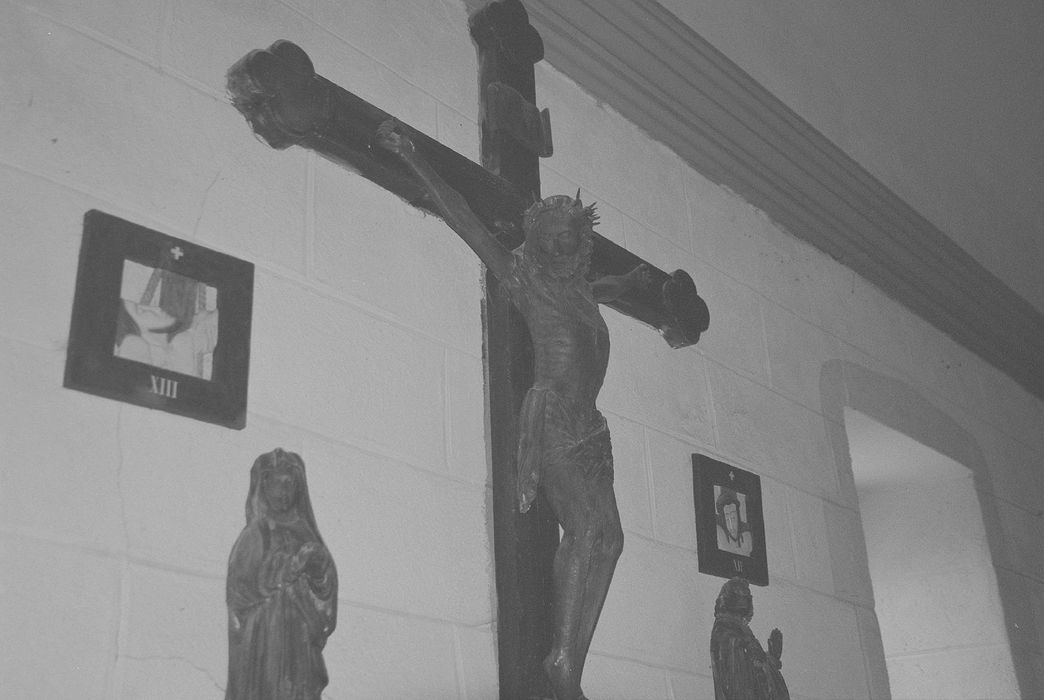 statues : Christ en croix