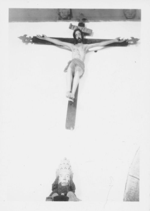 statue : Christ en croix