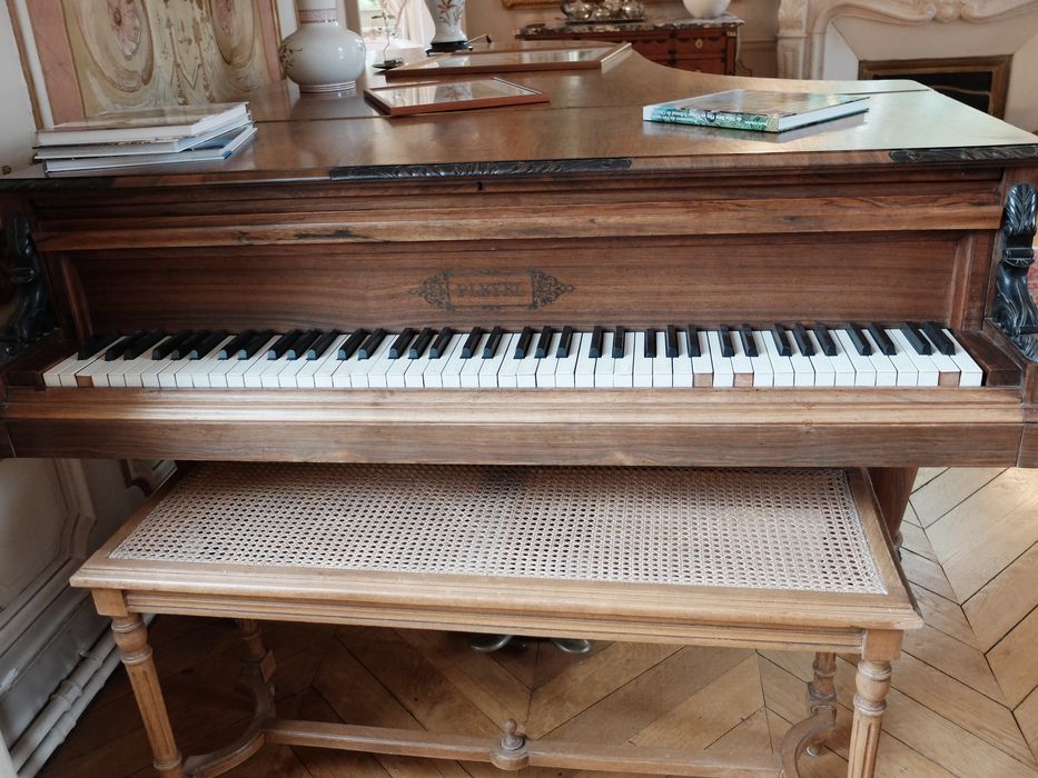 Piano, vue partielle - © Ministère de la Culture (France), Archives départementales des Côtes-d’Armor, Conservation des antiquités et des objets d’art – Tous droits réservés 