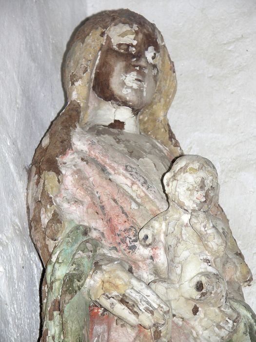 statue : Vierge à l'Enfant, vue partielle - © Ministère de la Culture (France), Archives départementales des Côtes-d’Armor, Conservation des antiquités et des objets d’art – Tous droits réservés 