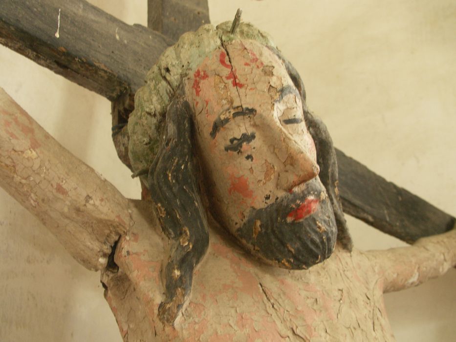 statue : Christ en croix, détail