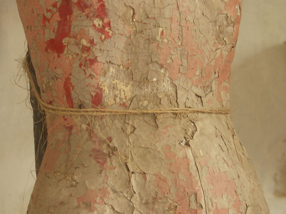 statue : Christ en croix, détail