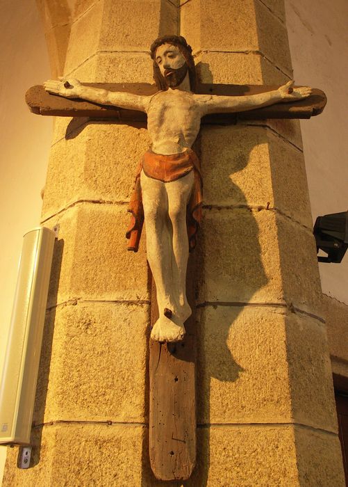 statue : Christ en croix - © Ministère de la Culture (France), Archives départementales des Côtes-d’Armor, Conservation des antiquités et des objets d’art – Tous droits réservés 