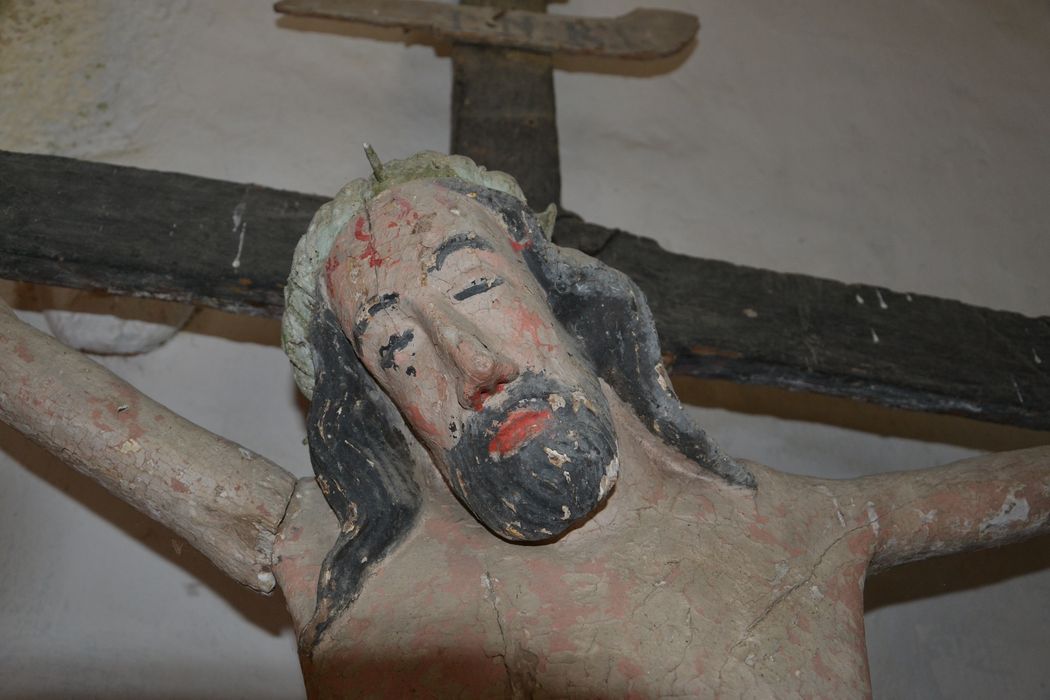 statue : Christ en croix, détail