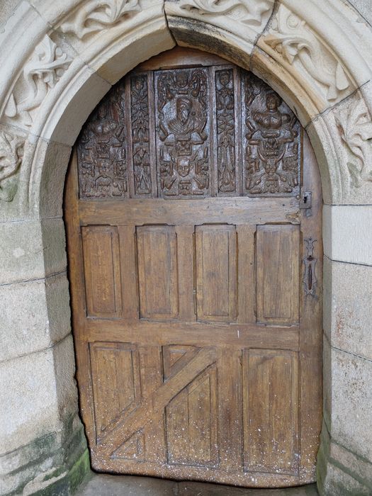 bas-reliefs du vantail de la porte