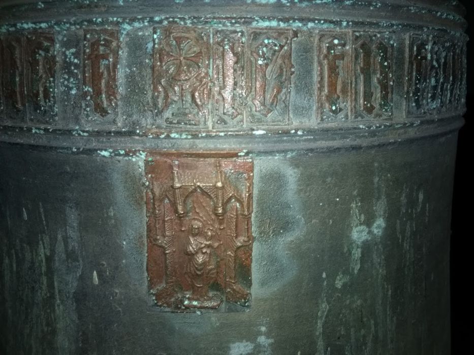 cloche, détail de l’effigie de Vierge à l’Enfant
 - © Ministère de la Culture (France), Archives départementales des Côtes-d’Armor, Conservation des antiquités et des objets d’art – Tous droits réservés 