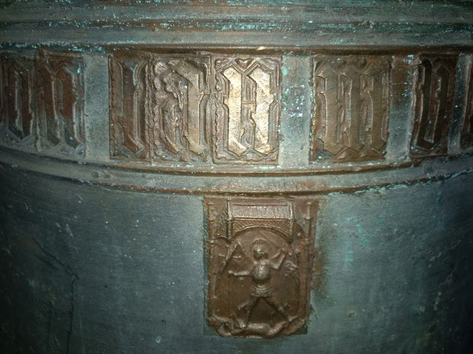 cloche, détail de l’effigie de Saint Michel
 - © Ministère de la Culture (France), Archives départementales des Côtes-d’Armor, Conservation des antiquités et des objets d’art – Tous droits réservés 