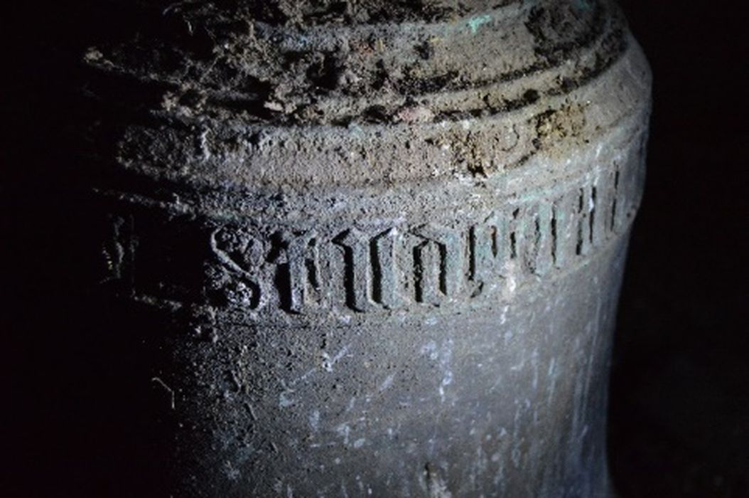 cloche, détail de l’inscription