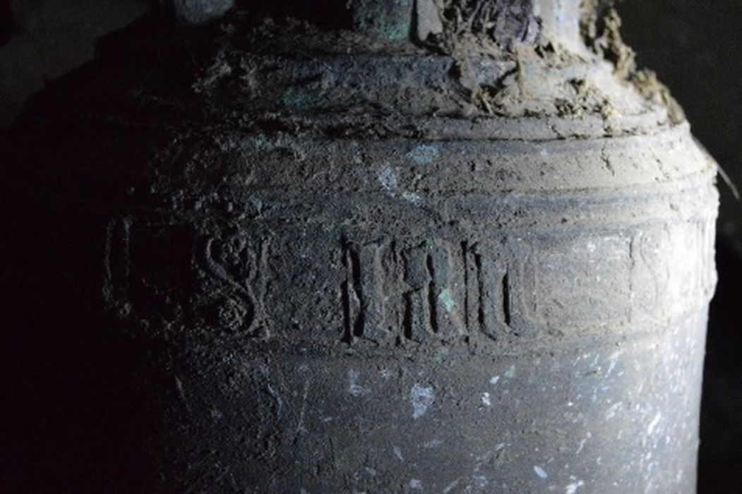 cloche, détail de l’inscription