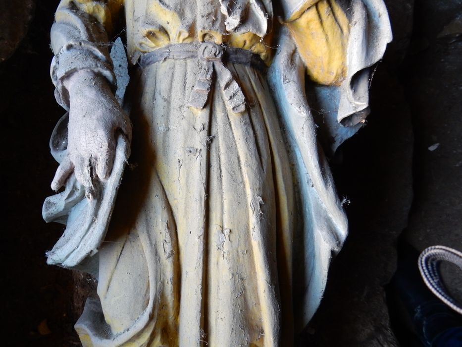 statuette : Vierge, détail