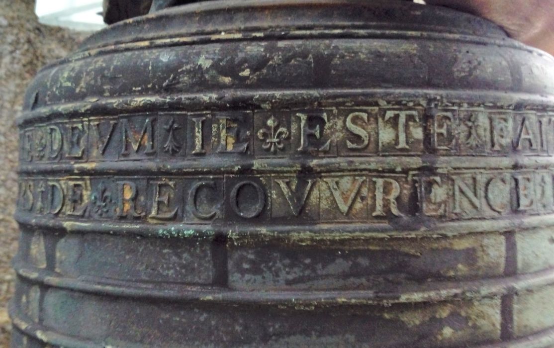 cloche, détail de l’inscription