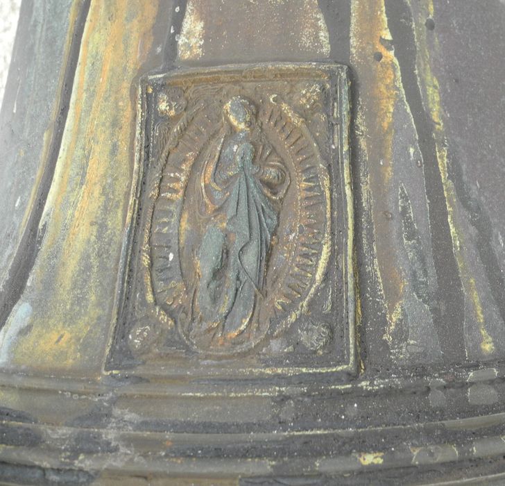 cloche, détail de l’effigie de l’Immaculée Conception