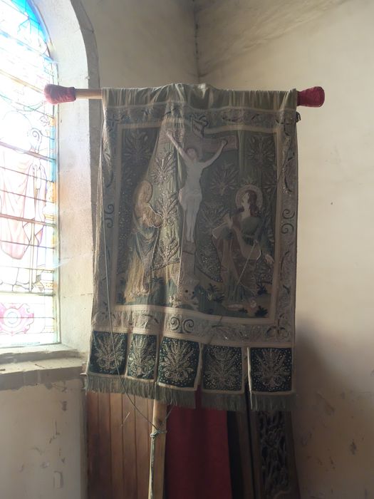 Bannière de procession : Christ en croix entre la Vierge et saint Jean, saint Pierre