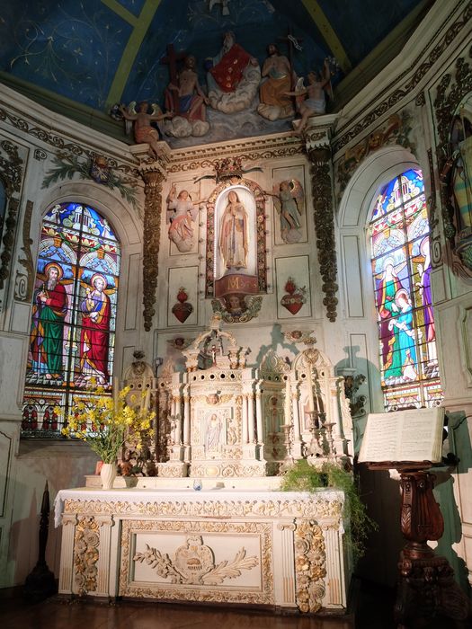 Autel (maître-autel), son retable et deux statues : Saint Paul et Saint Pierre