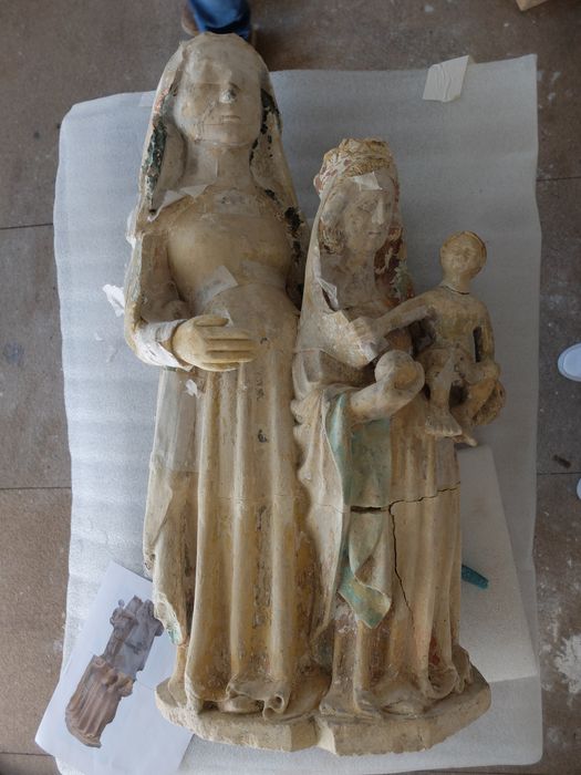groupe sculpté : sainte Anne, la Vierge et l'Enfant - © Ministère de la Culture (France), Archives départementales des Côtes-d’Armor, Conservation des antiquités et des objets d’art – Tous droits réservés 