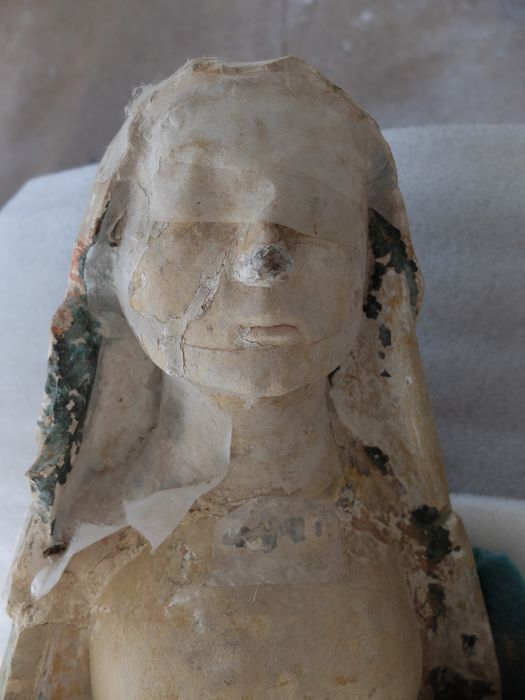 groupe sculpté : sainte Anne, la Vierge et l'Enfant, détail - © Ministère de la Culture (France), Archives départementales des Côtes-d’Armor, Conservation des antiquités et des objets d’art – Tous droits réservés 