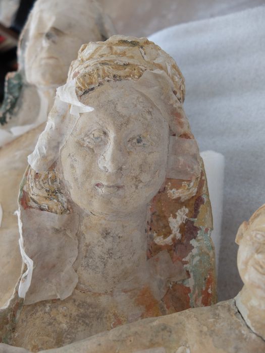 groupe sculpté : sainte Anne, la Vierge et l'Enfant, détail - © Ministère de la Culture (France), Archives départementales des Côtes-d’Armor, Conservation des antiquités et des objets d’art – Tous droits réservés 
