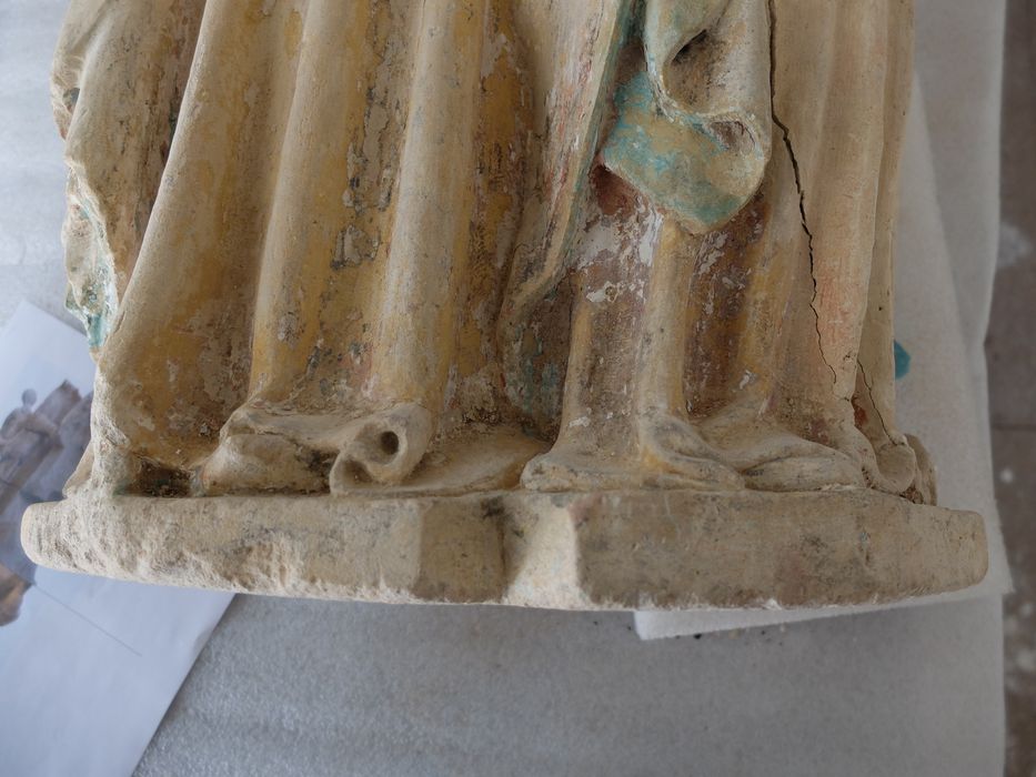 groupe sculpté : sainte Anne, la Vierge et l'Enfant, détail - © Ministère de la Culture (France), Archives départementales des Côtes-d’Armor, Conservation des antiquités et des objets d’art – Tous droits réservés 