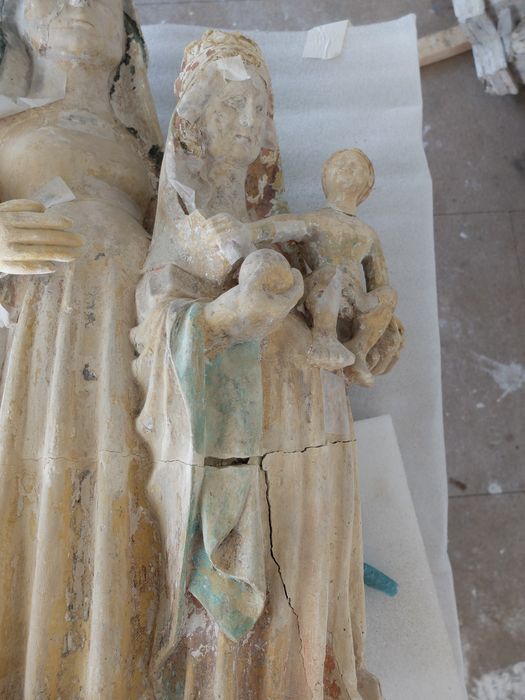 groupe sculpté : sainte Anne, la Vierge et l'Enfant, vue partielle