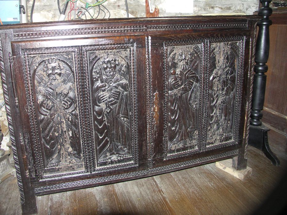 bahut n°3 : Saint André, saint Pierre, saint Paul, saint Jean - © Ministère de la Culture (France), Archives départementales des Côtes-d’Armor, Conservation des antiquités et des objets d’art – Tous droits réservés