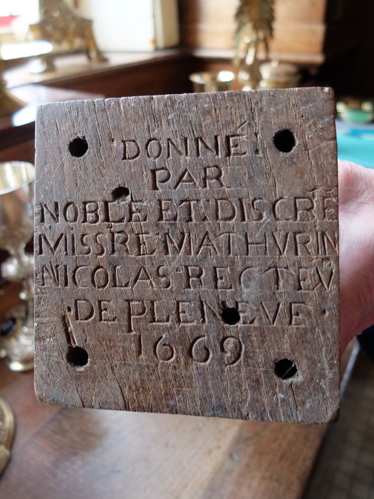 statue (statuette) : Vierge à l'Enfant, détail de l’inscription sous la base