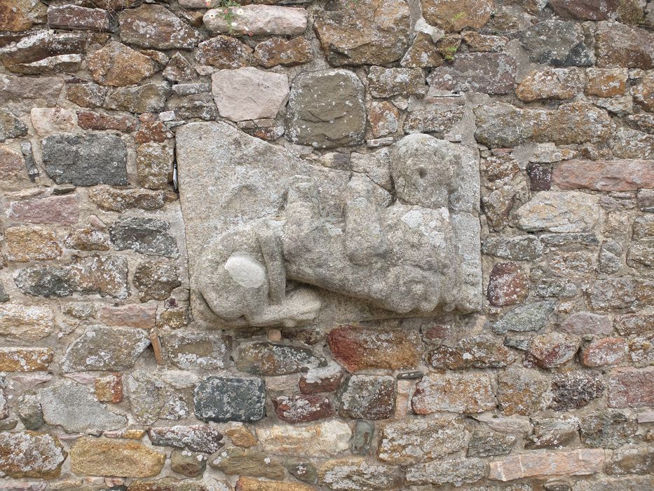 fragment de dalle funéraire, détail : Pieds sur un lion