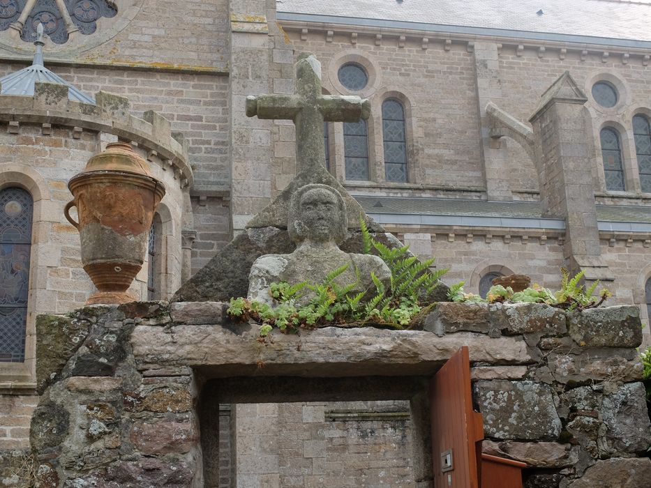 fragment de dalle funéraire